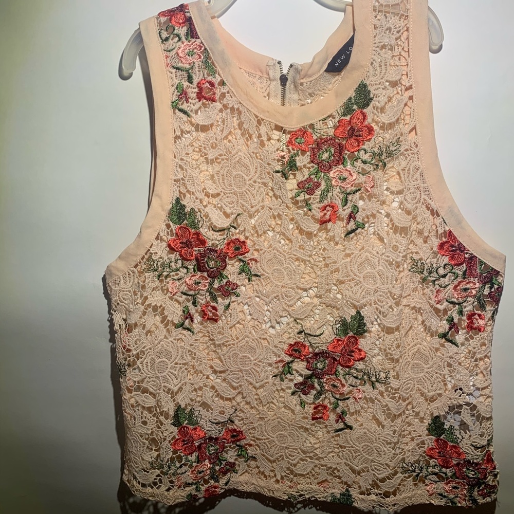 Sleeveless floral lace shirt
Blusa con flores